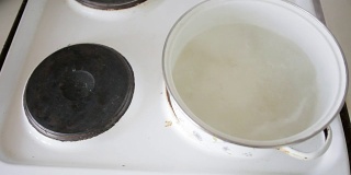 鸡蛋放入锅中沸水中