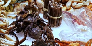 海鲜运输虾，大龙虾和螃蟹在柜台市场，海鲜在La Boqueria市场在巴塞罗那