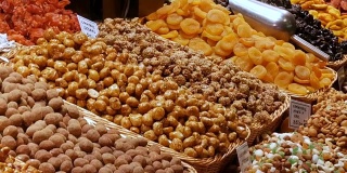 混合枣，干果，葡萄干和坚果在西班牙巴塞罗那的La Boqueria市场