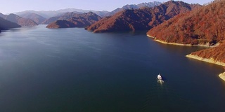 空中-晚秋湖泊和观光船和秋山