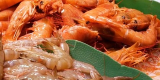 海鲜虾、小龙虾、螃蟹在柜台市场上，海鲜市场拉博克里亚在巴塞罗那近距离观看