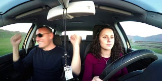 有趣的父亲跳舞而女儿在学开车
