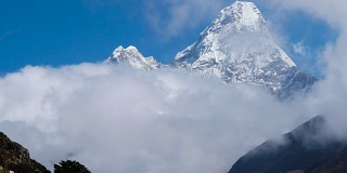 阿玛达布拉姆山上的云的运动