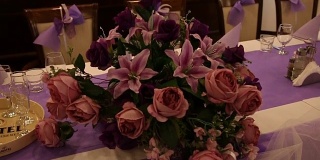 餐厅餐桌上摆放着节日的鲜花