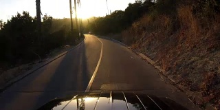 日落时分洛杉矶山路的车辆监控