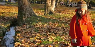 快乐的小女孩在公园里玩。她年轻时的快乐回忆