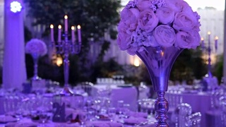 紫色的婚礼装饰，花束和蜡烛视频素材模板下载