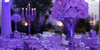 紫色的婚礼装饰，花束和蜡烛