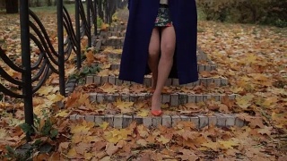 秋天穿着高跟鞋走下楼的女人的腿视频素材模板下载