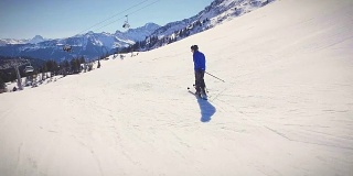 奥地利达慕尔斯，一名老人在斜坡上滑雪