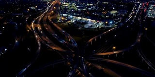 从183号高速公路转向莫帕克高速公路飞越夜间交通灯驾驶的汽车