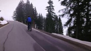老人骑着山地车穿过冬天的森林视频素材模板下载