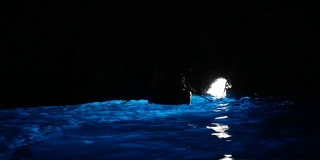 意大利卡普里岛的蓝色岩洞