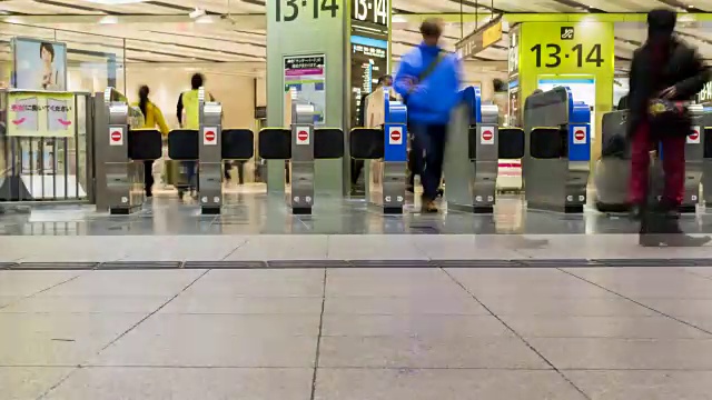 在日本新大阪站门口，游客拥挤的时间流逝