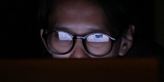 戴眼镜的女人晚上上网的特写:1920x1080全高清