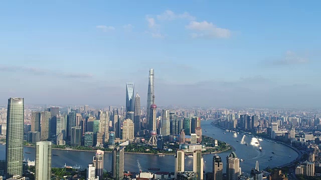 无人机拍摄:晴朗天空下上海天际线的4K鸟瞰图