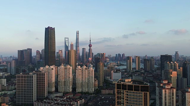 无人机拍摄:日落时上海天际线的4K鸟瞰图。