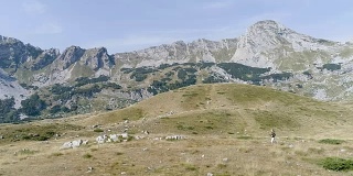 女人往山上跑