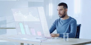 在不久的将来，一个人坐在他的工作站，在他的透明显示器的现代计算机上工作。显示使用交互式图表和图形显示用户界面。