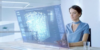 在不久的将来，用透明显示器在电脑上工作的时尚女人。显示显示神经网络的图形投影，人工智能仿真。