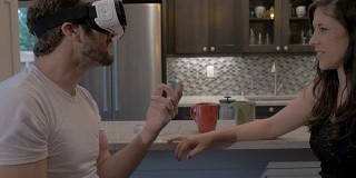 性感的女人戴上VR头盔在他们的家有吸引力的男人