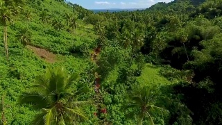 空中斐济丛林瀑布徒步旅行视频素材模板下载