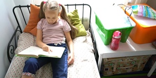 小女孩慢慢地读着她的书