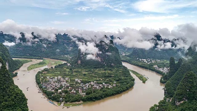 漓江和喀斯特山脉鸟瞰图的时间流逝。位于中国广西桂林市阳朔县兴平古镇附近。