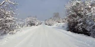 POV驾驶在积雪覆盖的山区乡村道路上