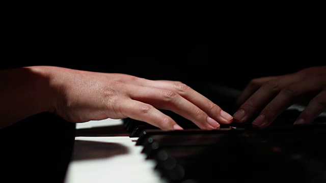 4K特写的女性手弹钢琴