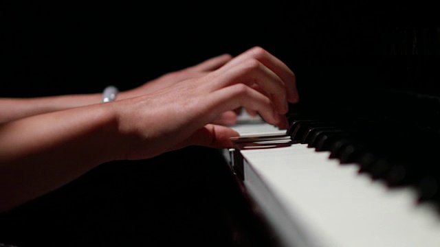 4K特写的女性手弹钢琴