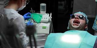 牙科医生和病人提供牙科治疗的建议和准备