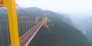 无人机飞越悬索桥连接山脉，g徽州，中国