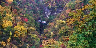日本秋雨连绵，火车从鸣子峡谷隧道冲出的4K画面