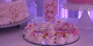 甜蜜的多层白色和粉色婚礼蛋糕装饰