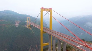 无人机飞越悬索桥连接山脉，g徽州，中国视频素材模板下载