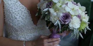 新娘手中捧着婚礼花束