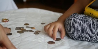 小女孩的手在数硬币