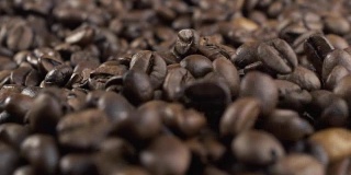 烘咖啡豆飘落。缓慢的运动。特写镜头