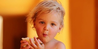 可爱可爱的小男孩开心的张大嘴巴。幼儿咬梨吃健康的水果