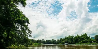 乡村地区河流上方移动云的延时拍摄
