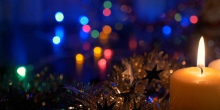 新年的蜡烛，圣诞的装饰品。模糊的背景与彩色灯光。