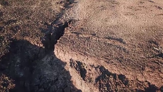 缓慢上升的火山悬崖边缘显示出遥远的火山渣锥