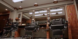 摄影机上的斯坦尼康显示了一个美丽的理发店的内部设计