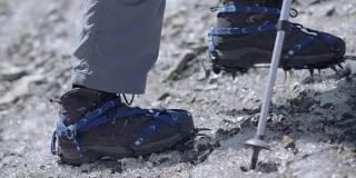 冬靴上的Rampon和攀爬用的追踪棒。山徒步旅行