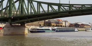 从Tourboat上看布达佩斯自由桥
