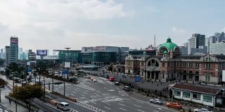 在韩国首尔车站，4k时间的汽车交通和皇冠行人在道路上的人