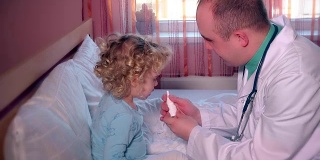 小心医生用鼻喷雾剂治疗鼻塞的小女孩小男孩病人