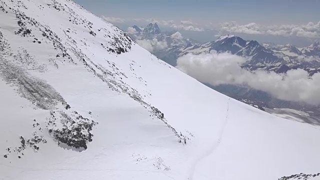 冬游期间，旅游团攀登雪山高峰