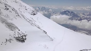 冬游期间，旅游团攀登雪山高峰视频素材模板下载